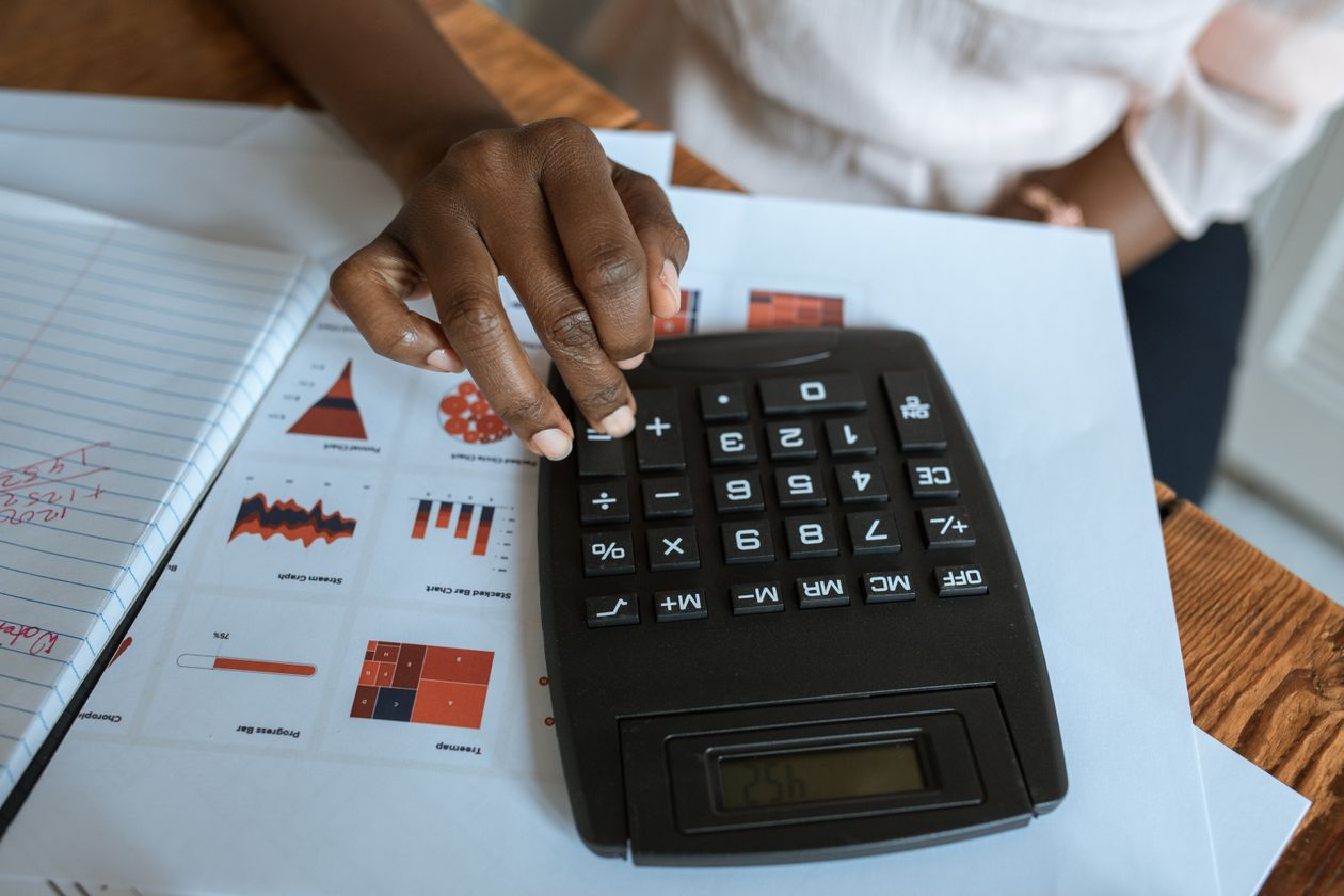 Calculatrice et graphiques sur un bureau