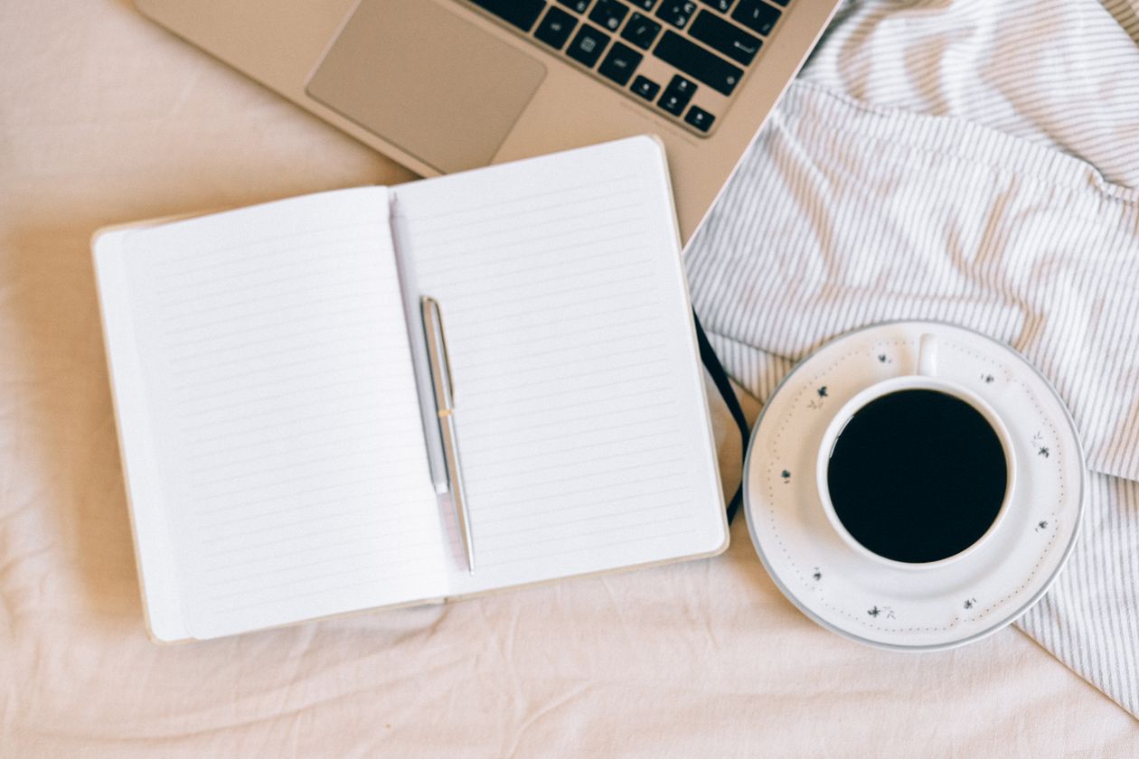 Bureau chaleureux : carnet, café et portable